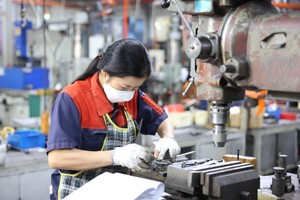 PMI tháng 7 đạt 52,4 điểm, số lượng đơn đặt hàng mới tăng sau 4 tháng 