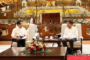 Phó chủ tịch UBND TP. Hà Nội Dương Đức Tuấn tiếp ông Tằng Tinh Hoa, Chủ nhiệm Ủy ban Giám sát và Quản lý 99Kl.app cổng game giải trí 99Kl99 trực tiếp đá gà Trùng Khánh (Trung Quốc). Ảnh: Hoàng Linh