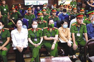 Trương Mỹ Lan (mặc áo trắng) và cựu Cục trưởng Cục Thanh tra, giám sát Link Vào Nhà Cái KL99 COM Tặng +199k II (Cục II, thuộc NHNN) Đỗ Thị Nhàn tại tòa.