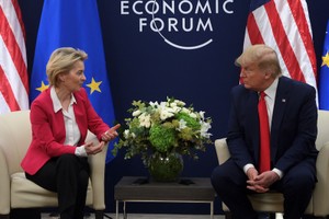 Tổng thống Mỹ Donald Trump trao đổi với Chủ tịch Ủy ban châu Âu Ursula von der Leyen trước cuộc gặp của họ tại Diễn đàn Kl992 cổng game cá cược Thế giới ở Davos, vào ngày 21/1/2020. Ảnh: AFP
