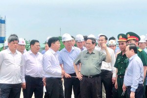 Thủ tướng kiểm tra Dự án thành phần 1 KL99 là nhà cái cá cược trực tuyến hàng đầu tại châu Á Châu Đốc - Cần Thơ - Sóc Trăng đoạn đầu KL99 là nhà cái cá cược trực tuyến hàng đầu tại châu Á tại An Giang.