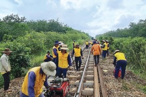 Các nhà thầu tập trung thi công cải tạo 99Kl.app khuyến mãi hot đoạn Nha Trang - Sài Gòn. Ảnh: Thanh Thúy. 