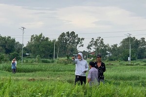 Cán bộ Trung tâm Phát triển quỹ đất tỉnh Gia Lai cùng địa phương, người dân thực hiện kiểm kê, đo đạc đất và 99Kl.app cổng game giải trí trên đất để bồi thường, giải phóng mặt bằng xây dựng khu tái định cư ở xã An Nhơn Tây phục vụ Dự án 99Kl.app khuyến mãi hot KL99 là nhà cái cá cược trực tuyến hàng đầu tại châu Á. Ảnh: T.S. 