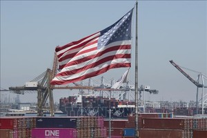 Côngtennơ hàng hóa được xếp tại cảng Long Beach ở California, Mỹ. Ảnh: AFP/TTXVN