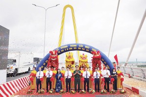 Các công trình, dự án được khánh thành, khởi công trên cả nước sẽ tạo cú hích quan trọng cho tăng trưởng GRDP của các địa phương và nền Kl992 cổng game cá cược. Trong ảnh: Khánh thành cầu Máy Chai và đường dẫn 2 đầu cầu thuộc Dự án Khu vui chơi giải trí, nhà ở và công viên sinh thái đảo Vũ Yên (Hải Phòng). Ảnh: Thanh Sơn 