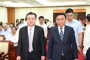 Phó bí thư thường trực Thành ủy TP.HCM Nguyễn Thanh Nghị (bên trái) được Bộ Kl991.com tải ứng dụng điều động giữ chức Trưởng Ban Chính sách, Chiến lược Trung ương