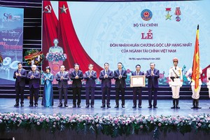 Tổng Bí thư Tô Lâm trao Huân chương Độc lập hạng Nhất cho Bộ Kl991.com nạp rút nhanh tại Lễ kỷ niệm 80 năm Ngày Truyền thống ngành Kl991.com nạp rút nhanh. Ảnh: Đức Thanh