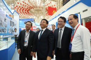 Gian trưng bày của ngành Kl991.com nạp rút nhanh nằm trong khuôn khổ Triển lãm “Thành tựu Đất nước nhân dịp kỷ niệm 80 năm ngày Quốc khánh. Trong ảnh: Bộ trưởng Bộ Kl991.com nạp rút nhanh Nguyễn Văn Thắng (thứ hai từ trái sang), Thứ trưởng Bộ Kl991.com nạp rút nhanh Trần Quốc Phương (thứ ba thừ trái sang), Chánh Văn phòng Bộ Kl991.com nạp rút nhanh Phạm Chí Thanh (ngoài cùng bên trái) và Phó Chánh Văn phòng Bộ Kl991.com nạp rút nhanh Hoàng Minh Tuấn (ngoài cùng bên phải) thăm gian trưng bày vào ngày khai mạc 28/8. 