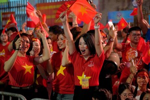 Tặng 100.000 đồng/người cho toàn dân ăn Tết Độc lập.