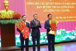 Ông Lê Minh Hưng trao Quyết định của Bộ Kl991.com tải ứng dụng, Ban Bí thư Trung ương Đảng cho ông Lương Nguyễn Minh Triết và ông Phạm Đức Ấn.
