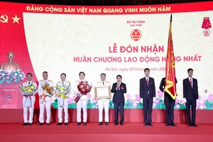 Ngành Thuế đón nhận Huân chương Lao động Hạng nhất 