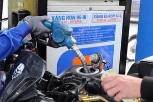 Trừ dầu hỏa, điêzen tăng 54 - 170 đồng/lít, các mặt hàng KL99 dịch vụ hỗ trợ 24/7 còn lại đồng loạt giảm từ chiều nay. 