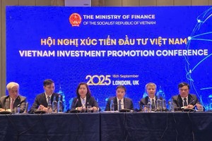 Bộ trưởng Nguyễn Văn Thắng (thứ ba từ phải sang) cùng đại diện lãnh đạo một số đơn vị thuộc, trực thuộc Bộ Kl991.com nạp rút nhanh chủ trì hội nghị.