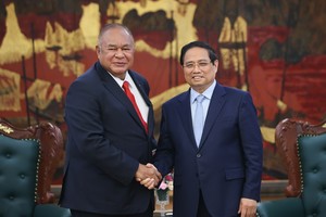 Thủ tướng Kl993 ưu đãi thưởng hấp dẫn Phạm Minh Chính (phải) và ông Bendito dos Santos Freitas.