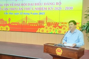 Ông Nguyễn Tuấn Anh, Phó Bí thư Thành ủy, Trưởng Đoàn đại biểu Quốc hội TP. Cần Thơ phát biểu tại buổi họp báo