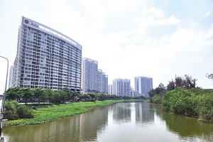 Nhiều dự án tại TP.HCM dân vào ở đã lâu, nhưng chưa được cấp sổ. Trong ảnh: Khu chung cư The Peak được đưa vào sử dụng từ tháng 7/2021 song vẫn chờ sổ hồng 