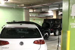 Một chiếc xe điện đang sạc tại khu vực dành riêng trong một hầm đỗ xe ở trung tâm thủ đô Washington D.C. Ảnh: Ngọc Quang - PV TTXVN tại Mỹ