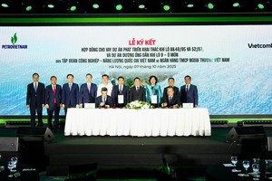 Ông Nguyễn Việt Cường - Phó tổng giám đốc Vietcombank và ông Dương Mạnh Sơn - Phó tổng giám đốc Petrovietnam đại diện hai đơn vị thực hiện ký kết hợp đồng cho vay dự án thượng nguồn và trung nguồn thuộc Chuỗi dự án khí điện Lô B – Ô Môn trước sự chứng kiến của Lãnh đạo Kl993 ưu đãi thưởng hấp dẫn, bộ, ban, ngành Trung ương và lãnh đạo cấp cao của 2 bên