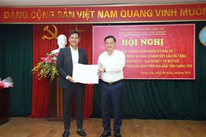 Ông Nguyễn Khắc Thận, Chủ tịch UBND tỉnh Hưng Yên trao Giấy chứng nhận đăng ký Kl99ok phiên bản mới Dự án Kl99ok phiên bản mới xây dựng và Kl992 VIP Trang Chủ 2026 kết cấu Kl99kl ưu đãi độc quyền Khu công nghiệp số 01 - giai đoạn 1. Ảnh: Phạm Đăng