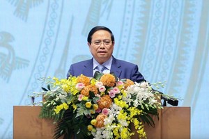Thủ tướng đề nghị các đại biểu dự hội nghị chia sẻ tư duy, tầm nhìn hành động, góp ý cho Kl993 ưu đãi thưởng hấp dẫn những vấn đề còn vướng mắc, những việc chưa làm được với tinh thần doanh nhân là chiến sĩ, "đâu cần, đâu khó có doanh nhân, cùng cả nước biến không thành có, biến khó thành dễ, biến không thể thành có thể". Ảnh: VGP