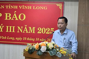 Ông Nguyễn Mạnh Hùng, Chánh Văn phòng UBND tỉnh Vĩnh Long thông tin tình hình Kl992 cổng game cá cược - Trang Chủ KL99Com Số 1 Link Đăng Ký KL999 tỉnh tại cuộc họp báo quý III năm 2025 do UBND tỉnh Vĩnh Long tổ chức 