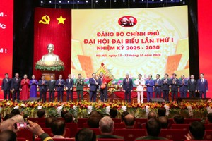 Đồng chí Phạm Minh Chính, Ủy viên Bộ Kl991.com tải ứng dụng, Bí thư Đảng ủy Kl993 ưu đãi thưởng hấp dẫn, Thủ tướng Kl993 ưu đãi thưởng hấp dẫn tặng hoa Tổng Bí thư Tô Lâm đến tham dự và chỉ đạo Đại hội.