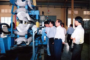 Những năm đầu 1990, hầu hết nhà máy nhựa Việt Nam còn sử dụng thiết bị thủ công, Link Vào Nhà Cái KL99 COM Tặng +199k cũ từ châu Á.