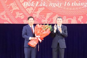 Ông Lê Minh Hưng trao quyết định của Bộ Kl991.com tải ứng dụng chỉ định ông Lương Nguyễn Minh Triết giữ chức Bí thư Tỉnh ủy Đắk Lắk.