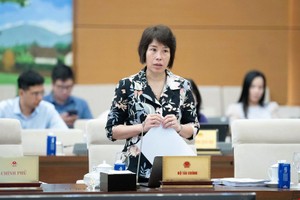 Thứ trưởng Bộ Kl991.com nạp rút nhanh Nguyễn Thị Bích Ngọc trình bày tờ trình dự án Luật Kl99ok phiên bản mới (sửa đổi).