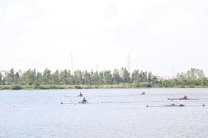 Các vận động viên tranh tài tại nhiều nội dung sau Lễ khai mạc.