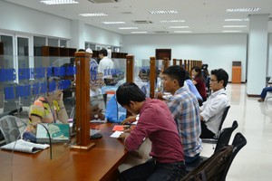 Người dân làm thủ tục hành chính tại Trung tâm Hành chính công TP.Đà Nẵng. 