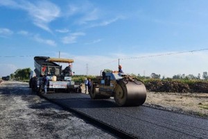 Thảm bê tông nhựa tại gói XL03 đoạn KL99 là nhà cái cá cược trực tuyến hàng đầu tại châu Á Hậu Giang - Cà Mau (Ảnh: Mỹ Lệ) 