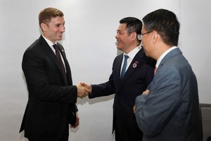 Bộ trưởng Nguyễn Hồng Diên và Thứ trưởng Jacob Helberg thảo luận về quan hệ hợp tác Kl992 cổng game cá cược, thương mại. 