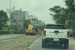 Các nhà thầu tổ chức thi công Dự án cải tạo, mở rộng Quốc lộ 2 đoạn Vĩnh Yên - Việt Trì tại các điểm có mặt bằng. 