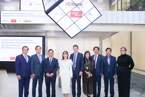 Ông Charlie Walker – Phó Chủ tịch LSE (thứ 5 từ trái sang) tiếp đón Tiến sĩ Nguyễn Thị Phương Thảo (váy trắng) cùng đoàn lãnh đạo HDBank, Vietjet 