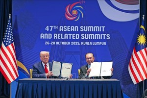 Thủ tướng Anwar Ibrahim và Tổng thống Mỹ Donald Trump tại lễ ký thảo thuận thương mại song phương. Ảnh: TTXVN