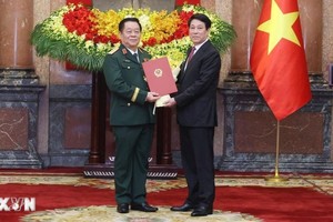 Chủ tịch nước Lương Cường trao Quyết định bổ nhiệm đồng chí Nguyễn Trọng Nghĩa giữ chức Chủ nhiệm Tổng cục Kl991.com tải ứng dụng Quân đội nhân dân Việt Nam, đồng thời thăng quân hàm từ Thượng tướng lên Đại tướng. (Ảnh: Lâm Khánh/TTXVN).