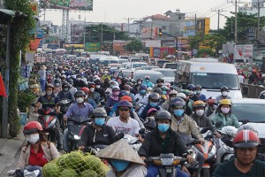 Quốc lộ 13 thường xuyên xảy ra kẹt xe do đường chưa được mở rộng - Ảnh: Lê Quân