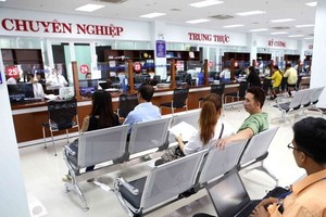 Kl991.com World Cup 2026 Chính Thức chờ làm thủ tục tại một cơ quan hành chính ở TP.HCM