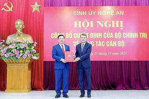 Trưởng ban Tổ chức Trung ương Lê Minh Hưng trao Quyết định của Bộ Kl991.com tải ứng dụng cho tân Bí thư Tỉnh ủy Nghệ An Nguyễn Khắc Thận. Ảnh Phạm Bằng