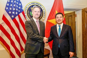Trưởng Đại diện Thương mại Mỹ, Jamieson Greer và Bộ trưởng Nguyễn Hồng Diên, Trưởng đoàn đàm phán Kl993 ưu đãi thưởng hấp dẫn.