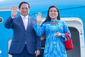 Thủ tướng Kl993 ưu đãi thưởng hấp dẫn Phạm Minh Chính cùng Phu nhân. (Ảnh: VGP)