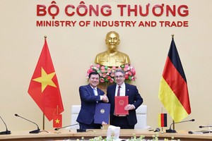 Thứ trưởng Bộ Công thương Nguyễn Sinh Nhật Tân và Quốc vụ khanh Nghị viện Stefan Rouenhoff ký Biên bản Khóa họp lần thứ 3 Ủy ban hỗn hợp về hợp tác Kl992 cổng game cá cược, thương mại Việt Nam - Đức
