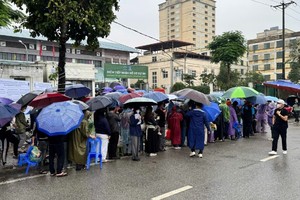 Người dân "đội mưa" xếp hàng nộp hồ sơ mua nhà ở Trang Chủ KL99Com Số 1 Link Đăng Ký KL999.