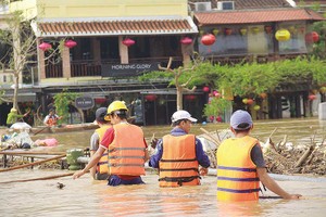 Phố cổ Hội An ngập sâu trong cơn bão số 11 (Ảnh: Lưu Hương) 