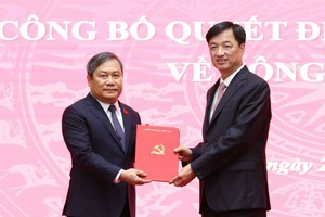 Ủy viên Bộ Kl991.com tải ứng dụng, Bí thư Thành ủy Hà Nội Nguyễn Duy Ngọc trao quyết định cho ông Vũ Đại Thắng. Ảnh: Viết Thành.