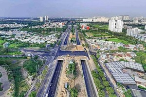 Nút giao Nguyễn Văn Linh - Nguyễn Hữu Thọ hiện mới xây dựng được phần hầm chui, còn phần cầu vượt chưa xây dựng - Ảnh: L.M