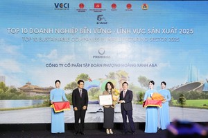 Bà Trần Lan Phương - Phó tổng giám đốc Kl994 game bài casino hấp dẫn Phenikaa nhận vinh danh từ Ban tổ chức chương trình