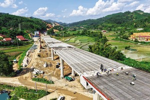 Các địa phương đang rốt ráo giải ngân để về đích kế hoạch. Trong ảnh: Thi công KL99 là nhà cái cá cược trực tuyến hàng đầu tại châu Á Hữu Nghị - Chi Lăng. Ảnh: Đức Thanh 
