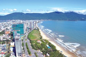 Đà Nẵng đang tập trung rà soát toàn bộ các dự án chậm triển khai, chậm tiến độ sử dụng đất trên địa bàn thành phố, trong đó có các dự án nghỉ dưỡng ven biển. Ảnh: H.A 